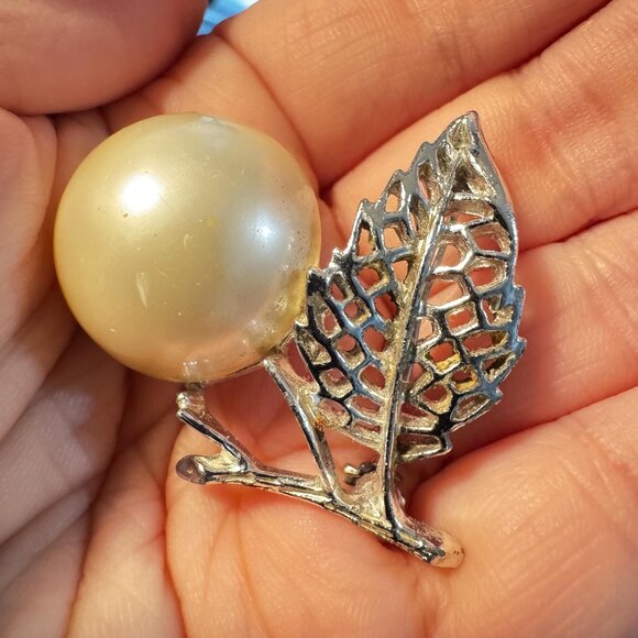 Sarah Coventry Faux Pearl Leaf Brooch - Picture 1 of 3
